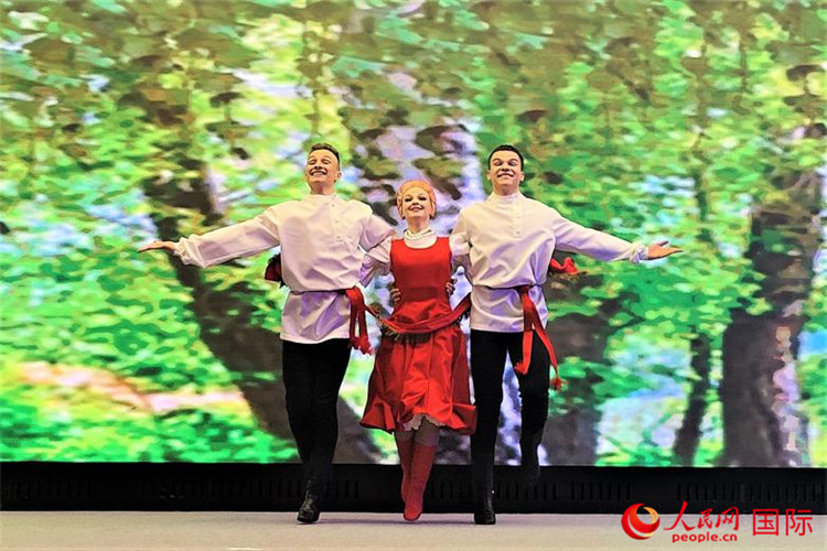 來(lái)自莫斯科州藝術(shù)學(xué)院舞蹈團(tuán)的演員表演舞蹈《三套車(chē)》。人民網(wǎng)記者 于宏建攝