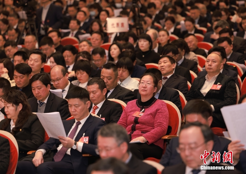 1月23日，安徽省第十四屆人民代表大會第二次會議在合肥開幕。圖為代表委員認(rèn)真聽取政府工作報告。