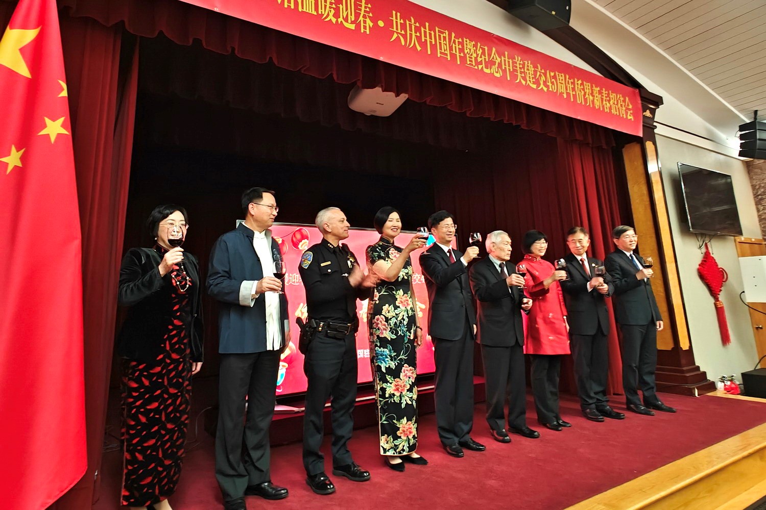 僑胞代表與駐舊金山總領(lǐng)館官員合影。主辦方供圖