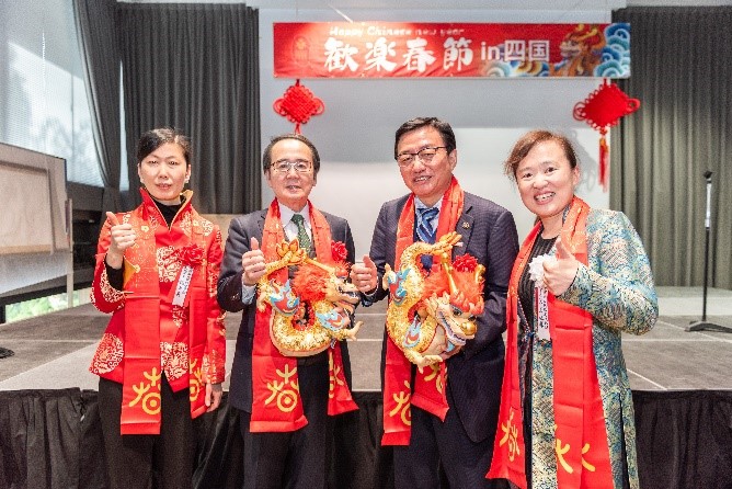 向池田知事、大西市長贈送“歡樂春節(jié)“吉祥龍。從左到右為魏有美副總領(lǐng)事、池田豊人知事、大西秀人市長、馬曉琛主任。中國駐大阪旅游辦事處供圖