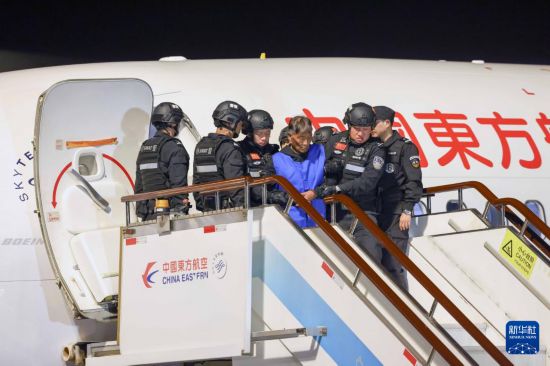 1月30日，在云南昆明長(zhǎng)水機(jī)場(chǎng)，緬北重大犯罪嫌疑人白所成被我公安機(jī)關(guān)成功押解回國(guó)。新華社記者 殷剛 攝