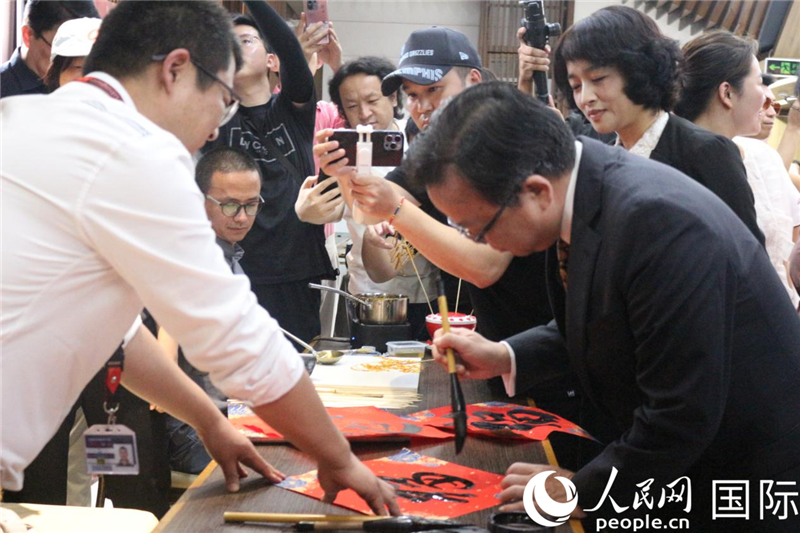 中國駐菲律賓大使黃溪連出席活動并與留菲學(xué)子共迎新春。人民網(wǎng)記者樊帆 攝
