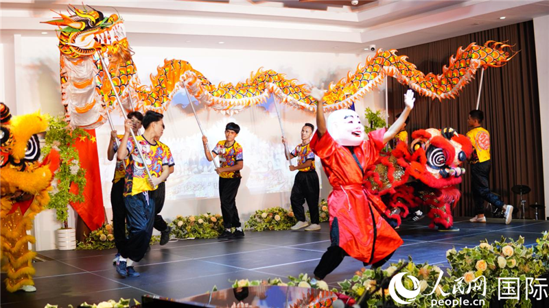 在菲留學(xué)生通過舞龍舞獅表演呈現(xiàn)中華優(yōu)秀傳統(tǒng)文化魅力。人民網(wǎng)記者樊帆 攝