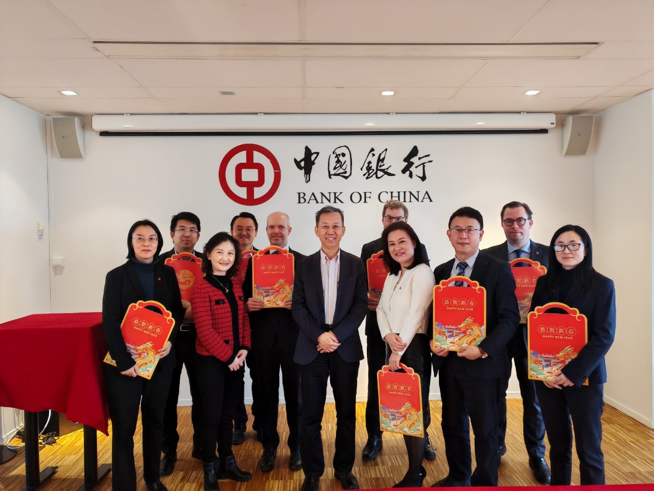 中國駐瑞典大使崔愛民（左六）與中國銀行（歐洲）有限公司斯德哥爾摩分行中外員工合影。中國駐瑞典大使館供圖