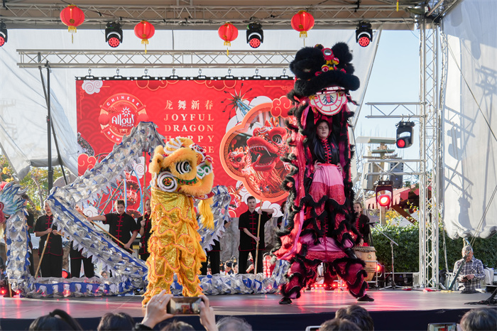 中國(guó)駐希臘大使館大使肖軍正與希方嘉賓為舞龍點(diǎn)睛。     希臘小朋友進(jìn)行舞龍舞獅表演?！吨邢r(shí)報(bào)》供圖