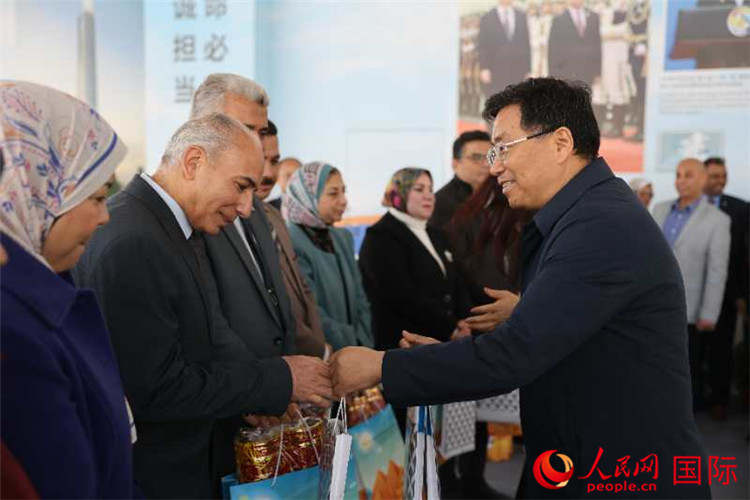 中建埃及分公司董事長常偉才為埃及師生發(fā)放新年禮包。人民網(wǎng)記者 黃培昭攝
