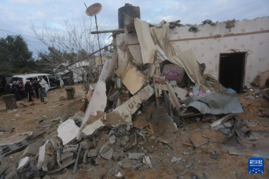 2月5日，在加沙地帶南部城市拉法，人們查看以軍空襲后的建筑廢墟。新華社發(fā)（哈立德·奧馬爾攝）