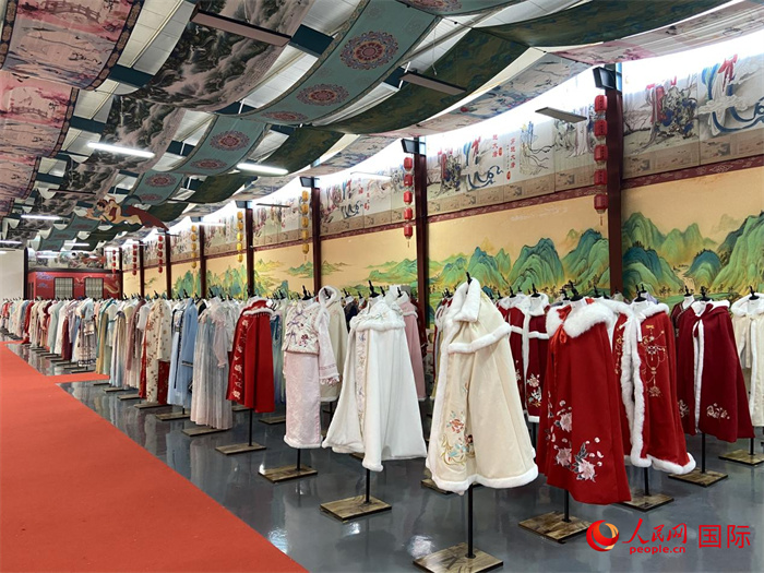 1月24日，在山東省菏澤市曹縣大集鎮(zhèn)穿越大唐漢服云倉直播基地展廳里擺放的漢服。 人民網(wǎng) 周琳佳攝
