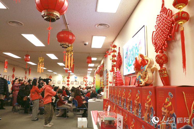 現(xiàn)場洋溢著濃郁的新春氛圍。人民網(wǎng) 許可攝
