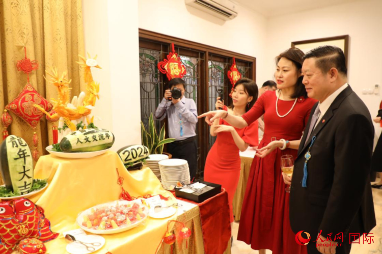 中國駐東盟大使侯艷琪（右二）同東盟秘書長高金洪（右一）欣賞食雕。人民網記者 曹師韻攝