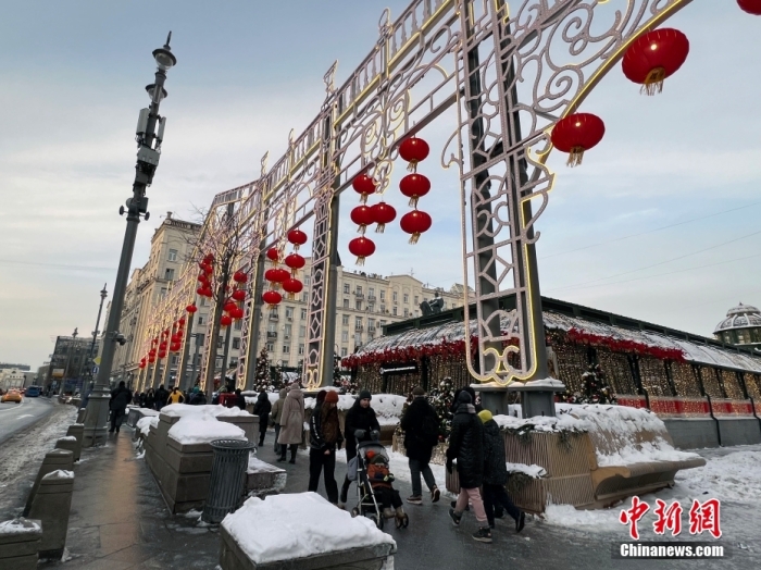 當(dāng)?shù)貢r(shí)間2月9日，中國(guó)農(nóng)歷新年慶?；顒?dòng)啟動(dòng)儀式在莫斯科市中心的卡梅爾格爾斯基巷舉行。圖為特維爾大街裝飾的中國(guó)大紅燈籠。<a target='_blank' href='/'><p  align=