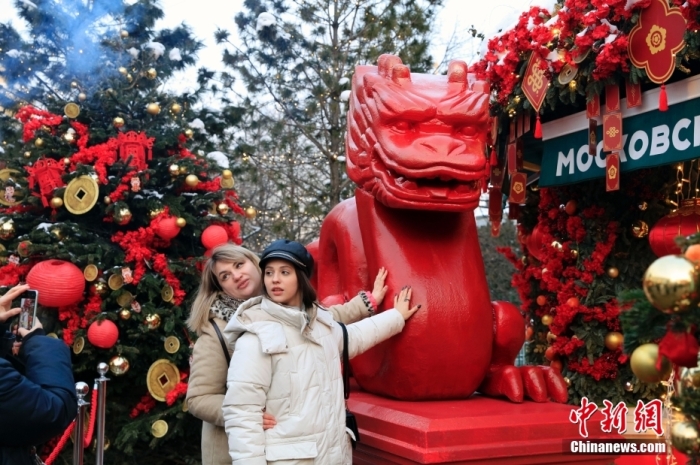 當(dāng)?shù)貢r(shí)間2月9日，中國(guó)農(nóng)歷新年慶?；顒?dòng)啟動(dòng)儀式在莫斯科市中心的卡梅爾格爾斯基巷舉行。中國(guó)駐俄大使張漢暉，俄羅斯外交部發(fā)言人扎哈羅娃，以及俄羅斯文化部和莫斯科市政府官員出席。慶?；顒?dòng)將持續(xù)至18日。圖為當(dāng)?shù)孛癖娫谔鼐S爾廣場(chǎng)與龍雕塑合影。