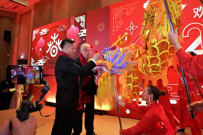 張漢暉（左）、施威特科（右）共同為彩龍點(diǎn)睛。于子恒攝