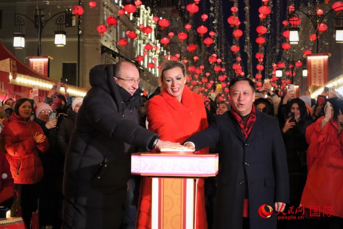張漢暉、扎哈羅娃、科茲洛夫（從右至左）共同按下活動(dòng)啟動(dòng)按鈕。于子恒攝