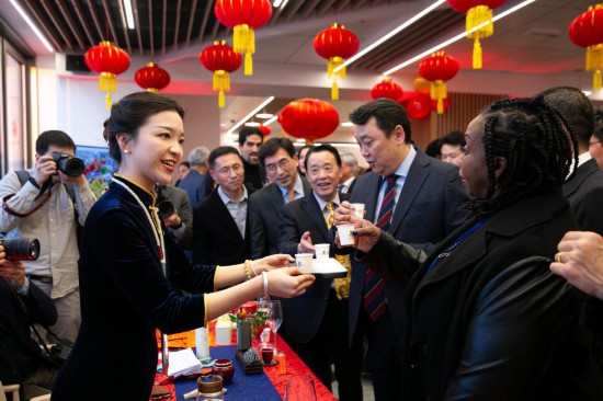 2月2日，人們在位于意大利羅馬的聯(lián)合國糧農(nóng)組織總部體驗中國茶藝。新華社記者李京攝