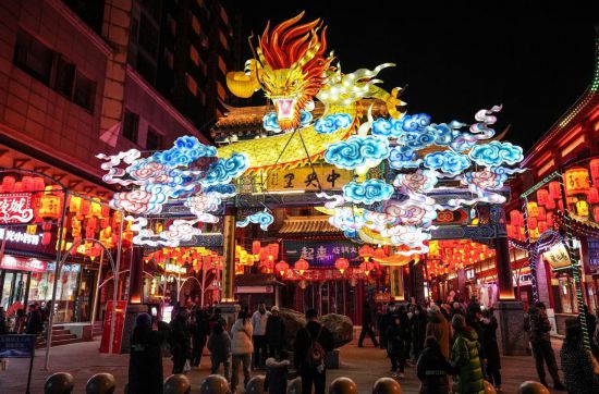 2月11日，游客在沈陽中街游覽。春節(jié)期間，各地燈火璀璨、火樹銀花，呈現(xiàn)出一幕幕流光溢彩的視覺盛宴。（新華社記者潘昱龍攝）