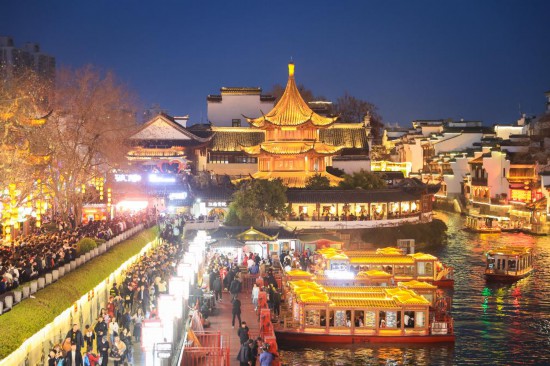 2月14日，游客在南京夫子廟景區(qū)賞燈游玩。（新華社發(fā)，蘇陽攝）