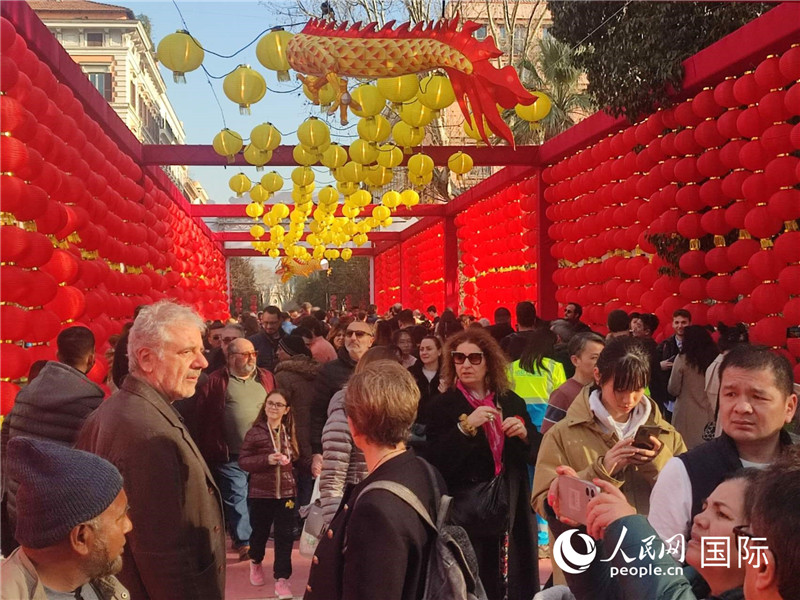 游園會入口處張燈結(jié)彩，人流如織。人民網(wǎng)記者鄭彬攝