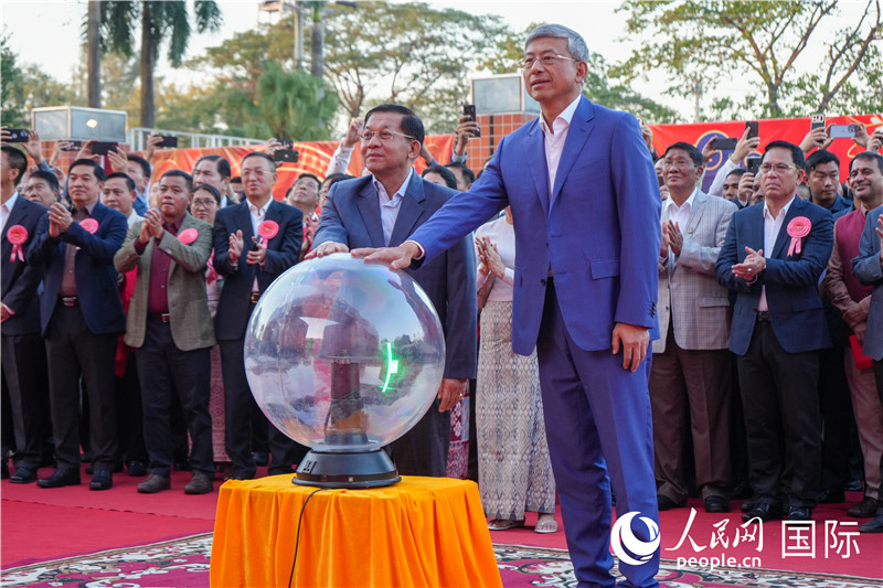 敏昂萊主席和陳海大使在中方援建和改造升級的仰光杜溫納國家體育館前共同按亮水晶球，啟動“錦繡唐人街”新春慶典-人民網(wǎng)記者謝佳君攝