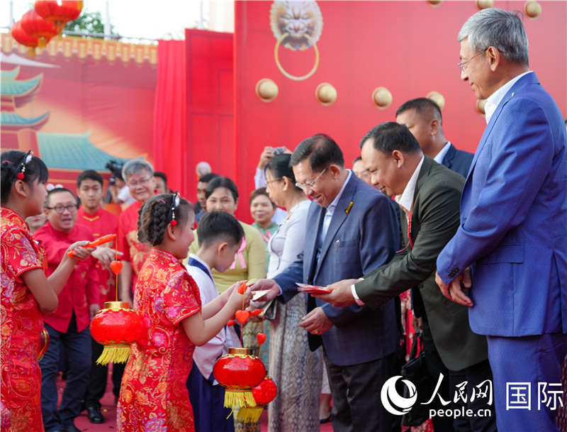 在活動現(xiàn)場，敏昂萊主席夫婦根據(jù)當?shù)貍鹘y(tǒng)向兒童送祝福1-人民網(wǎng)記者謝佳君攝