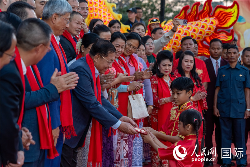 在活動現(xiàn)場，敏昂萊主席根據(jù)當?shù)貍鹘y(tǒng)向兒童送祝福2-人民網(wǎng)記者謝佳君攝