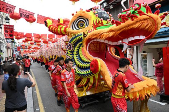 2月1日，由馬來西亞和中國(guó)的100多名青少年組成的舞龍隊(duì)在馬來西亞馬六甲市雞場(chǎng)街上共舞一條近200米的“長(zhǎng)龍”。這是活動(dòng)現(xiàn)場(chǎng)的“長(zhǎng)龍”。新華社記者程一恒攝