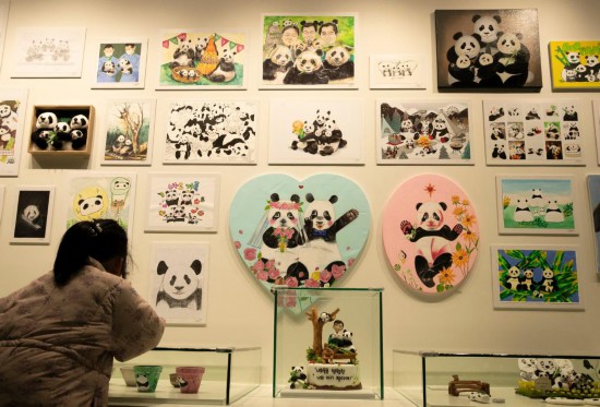 2月20日，一位小朋友在看“福寶”家族的創(chuàng)意作品。新華社記者姚琪琳攝