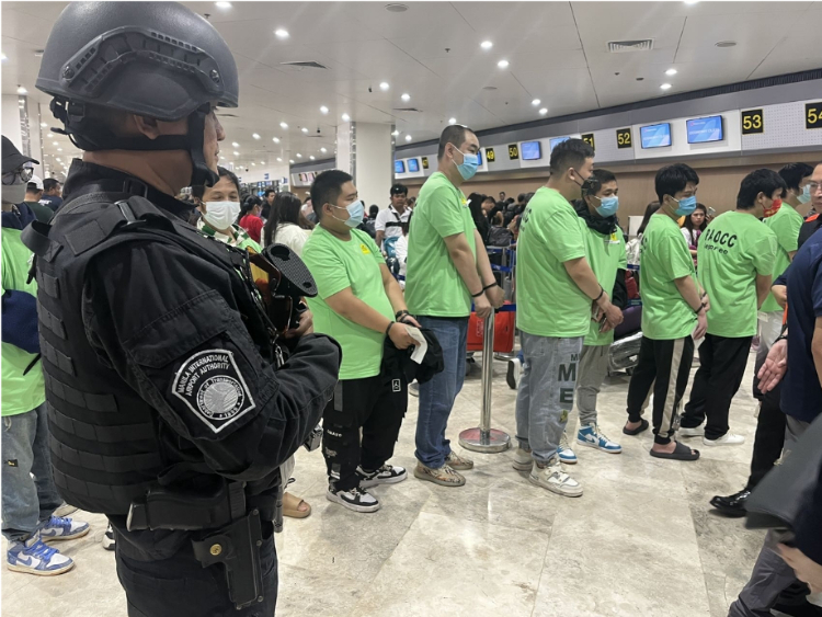 中國和菲律賓兩國執(zhí)法部門合作遣返在菲從事離岸博彩的中國公民。駐菲律賓使館供圖