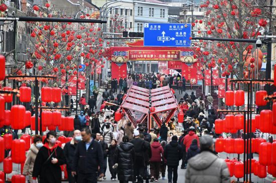 2024年2月18日，游客在2024年青島蘿卜·元宵·糖球會上消費、游玩。新華社記者李紫恒攝