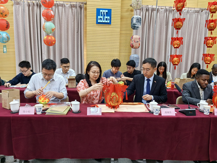 燈籠文化交流活動現(xiàn)場。中建國際中西非公司供圖
