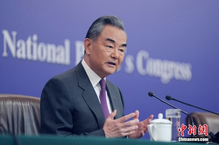 3月7日，十四屆全國人大二次會議在北京舉行記者會，中共中央政治局委員、外交部長王毅就中國外交政策和對外關(guān)系相關(guān)問題回答中外記者提問。<a target='_blank' href='/'><p  align=
