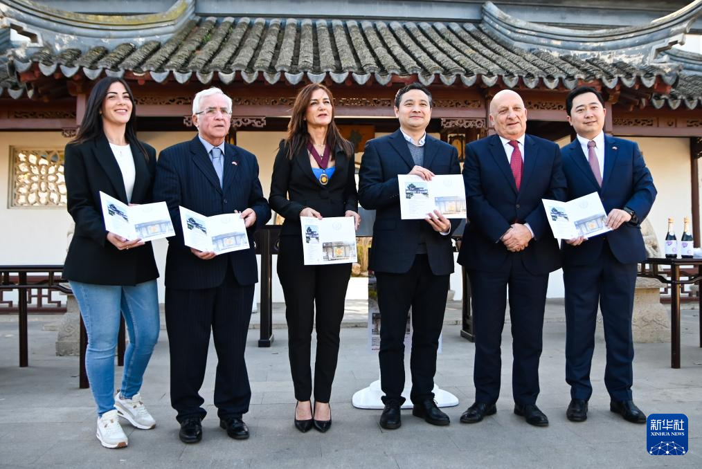 3月6日，嘉賓出席在馬耳他桑塔露琪亞市舉行的中國生肖郵票發(fā)行儀式。新華社發(fā)（喬納森·博格攝）
