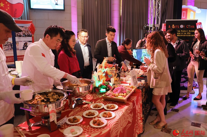 使館工作人員詳細(xì)為現(xiàn)場美食家和來賓講解菜品色香味特點(diǎn)、原料特色、烹制手法及其中蘊(yùn)含的中華美食文化。人民網(wǎng)記者 李志偉攝
