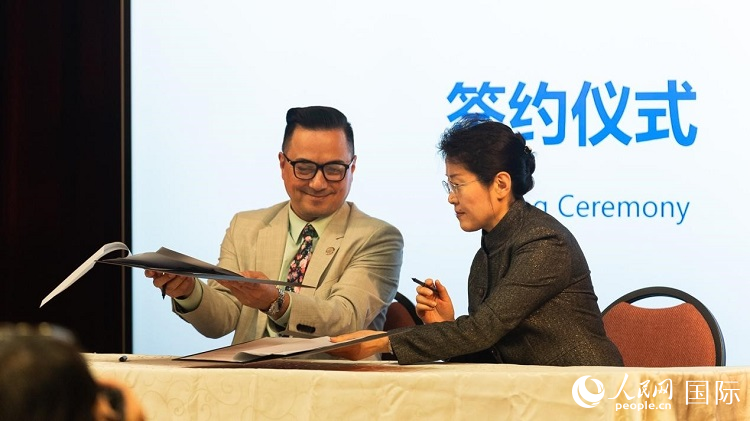 山東省圖書館與舊金山公共圖書館簽署合作協(xié)議。