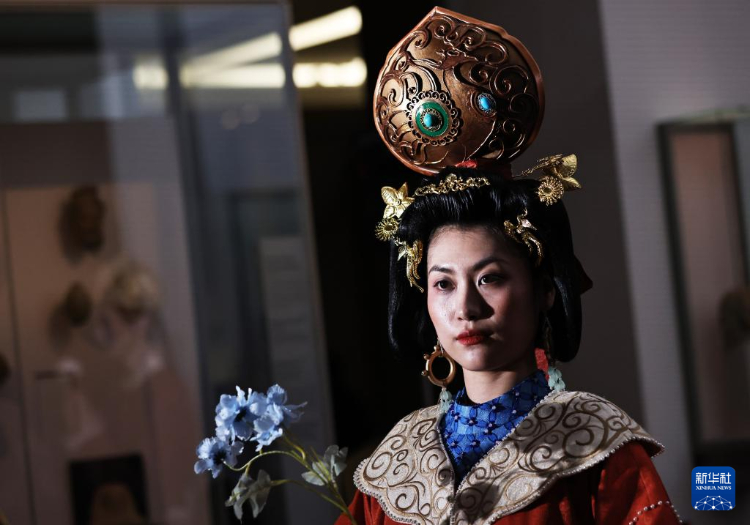 3月13日，在位于法國(guó)巴黎的吉美國(guó)立亞洲藝術(shù)博物館，模特展示敦煌復(fù)原服飾。新華社記者 高靜 攝
