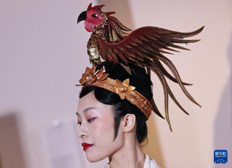 3月13日，在位于法國(guó)巴黎的吉美國(guó)立亞洲藝術(shù)博物館，模特展示敦煌復(fù)原服飾。新華社記者 高靜 攝
