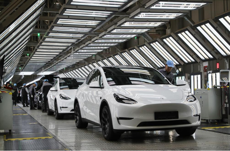 2023年12月22日，在特斯拉上海超級工廠內(nèi)，工人在對出廠前的車輛進行漆面及門窗檢測。新華社記者 方喆 攝