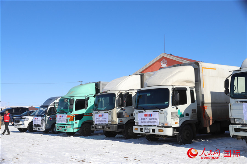 6.3月18日，滿(mǎn)載賑災(zāi)物資卡車(chē)在中央省額爾登縣整裝待發(fā)。人民網(wǎng)記者 霍文攝
