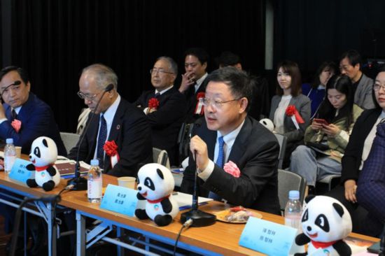 圖為四川省文化和旅游廳廳長戴允康向日本友人介紹四川旅游資源。（中國駐東京旅游辦事處供圖）