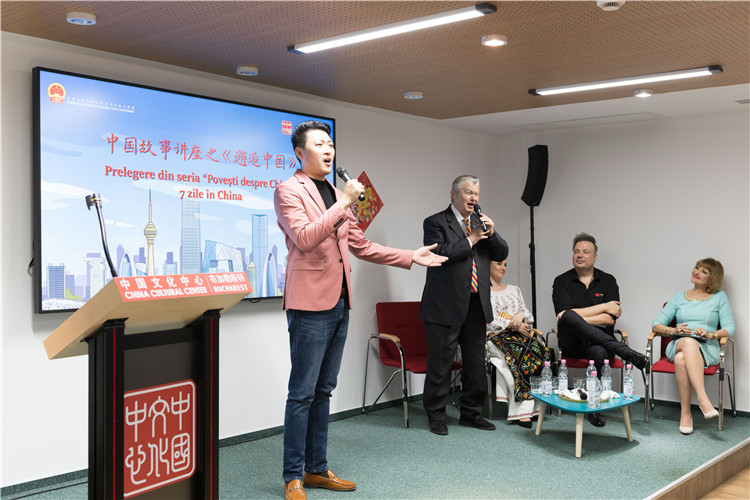 中國(guó)青年男高音歌唱家方瀧與奧爾基·圖爾達(dá)合唱羅語(yǔ)歌曲。布加勒斯特中國(guó)文化中心供圖。