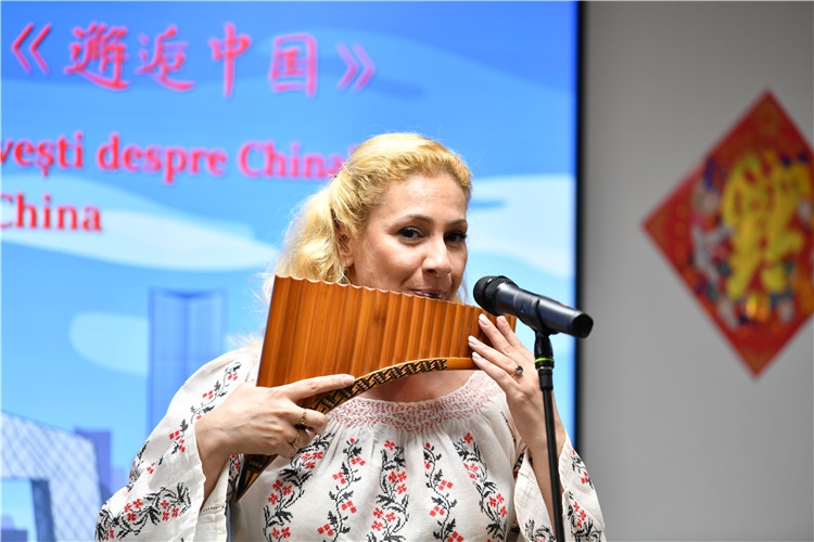 喬治亞娜·帕納演奏排簫。 布加勒斯特中國(guó)文化中心供圖。
