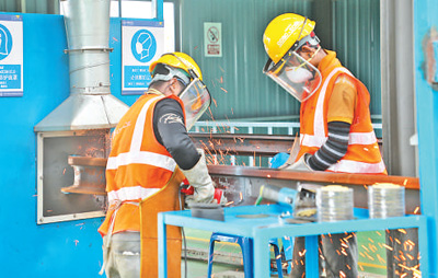 中企承建的馬東鐵項目創(chuàng)造就業(yè)機會超過1.8萬個，合作的當地企業(yè)超過1900家——為促進馬來西亞東西海岸互聯(lián)互通貢獻力量（共建“一帶一路”第一現(xiàn)場）