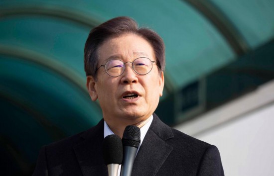 1月10日，韓國最大在野黨黨首李在明從首爾大學(xué)醫(yī)院出院時發(fā)表講話。新華社發(fā)（全休相攝）