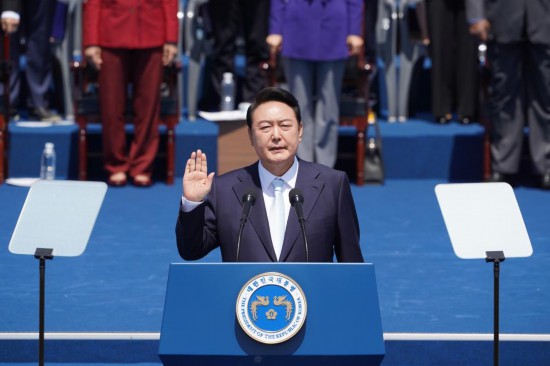 2022年5月10日，在韓國首爾，尹錫悅出席總統(tǒng)宣誓就職儀式。新華社發(fā)（李相浩攝）