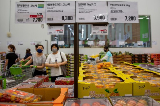 2022年7月9日，人們?cè)陧n國高陽市一家超市水果區(qū)購物。新華社記者王益亮攝