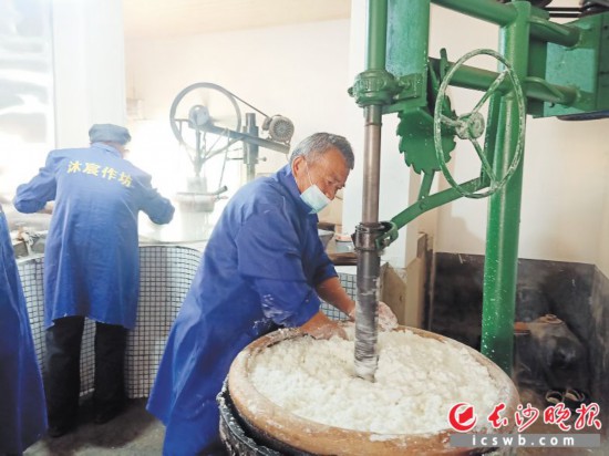 　　作坊里工人正在進(jìn)行粉絲生產(chǎn)。受訪者供圖