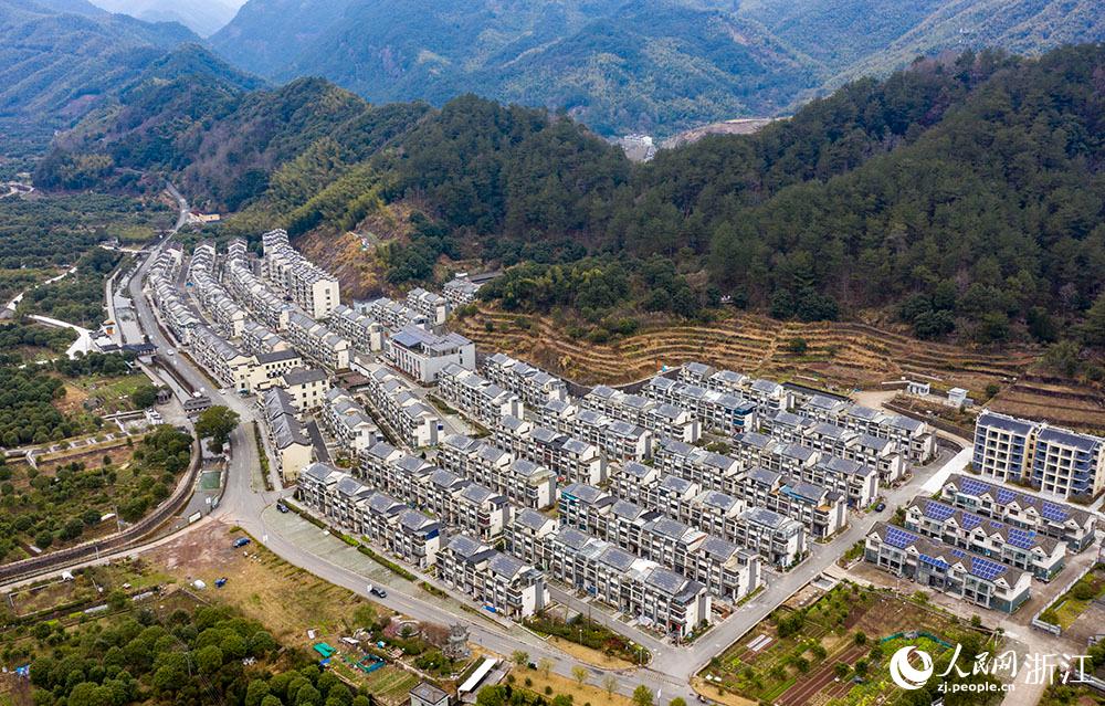 近日，航拍寧波市海曙區(qū)龍觀鄉(xiāng)李岙村屋頂光伏項(xiàng)目。人民網(wǎng) 章勇濤攝