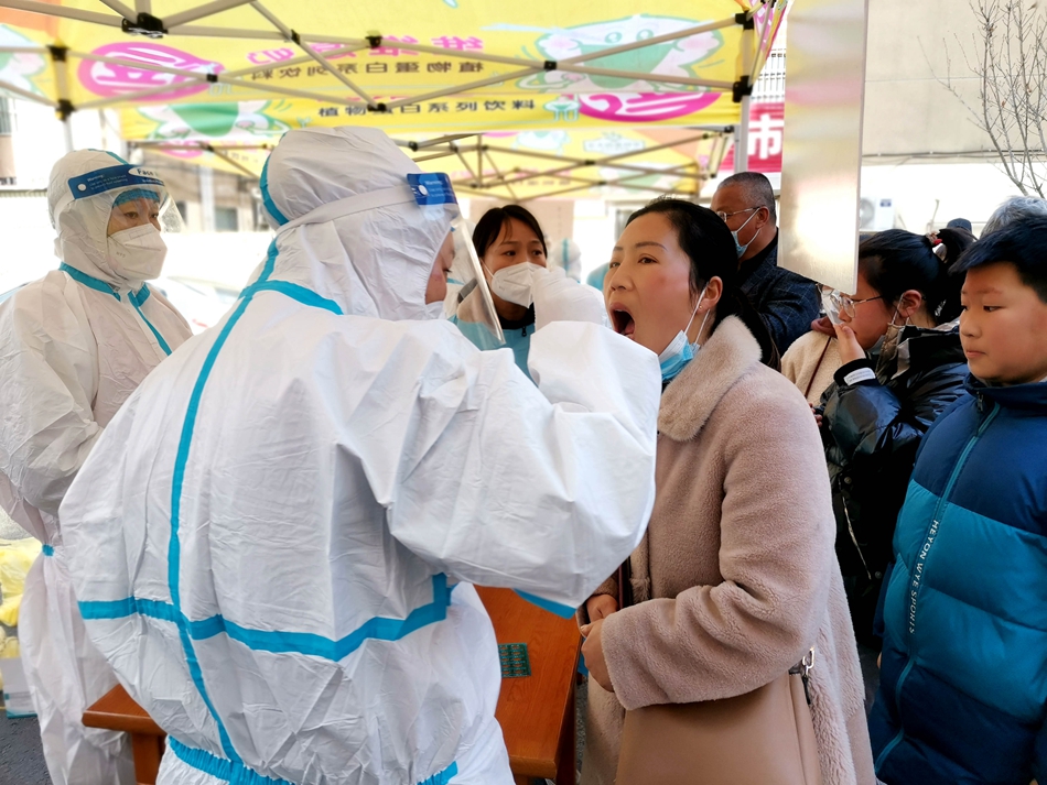 連云港贛榆區(qū)抽調(diào)近500名醫(yī)務(wù)人員開展核酸檢測(cè)。朱代桂攝