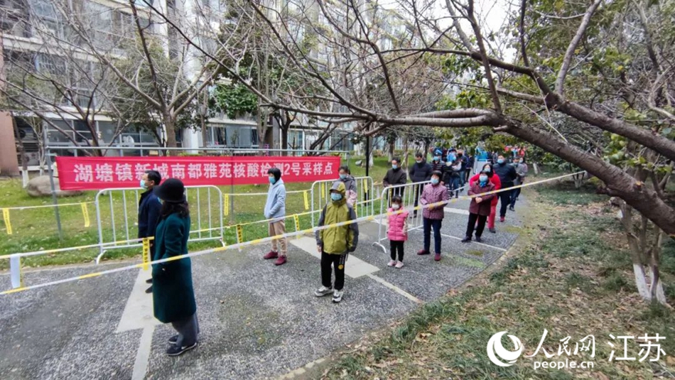 湖塘鎮(zhèn)黨員干部定點、定人、定崗、定責(zé)保障核酸檢測有序進行。 武進區(qū)委宣傳部供圖