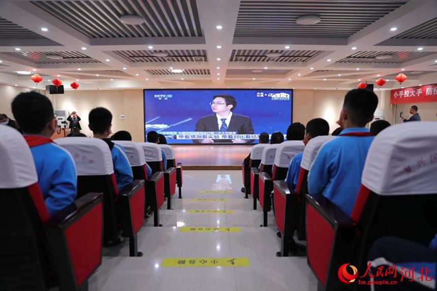邯鄲市復興區(qū)實驗小學學生集中收聽收看“天宮課堂”第二課。 王伸攝